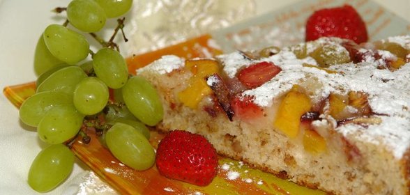 Манник с грецкими орехами и фруктами