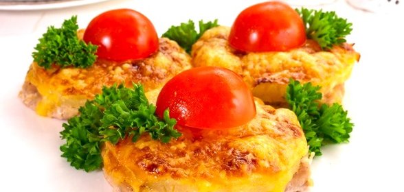 Свинина, запеченная с ананасами и сыром