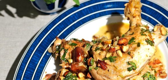 Тушеная курица с финиками