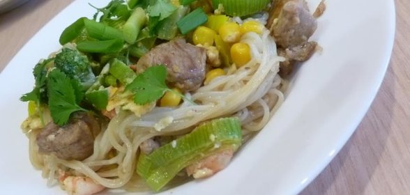 Свинина с креветками, кукурузой и рисовой лапшой