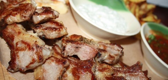 Пивное плато: соломка из курицы, картофельные дольки, каре ягненка + белый соус