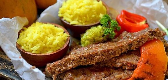 Кебаб в духовке с овощами и желтым рисом