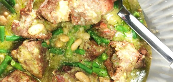 Ягненок с бобами и зеленой фасолью