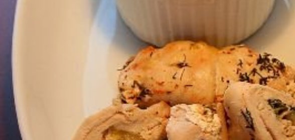 Куриные рулеты с зеленым соусом