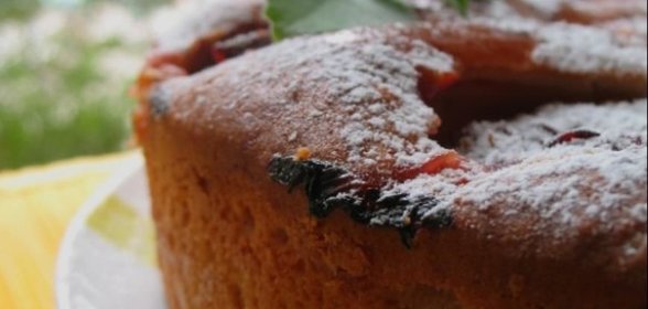 Шарлотка сливовая пышная
