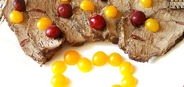 Мясо с вишнями и корицей