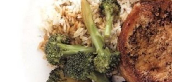 Свиные котлеты на кости с рисом и брокколи