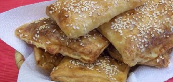 Слойки с сыром (из замороженного теста)