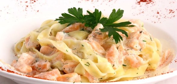 Фетучини с семгой в сливочном соусе