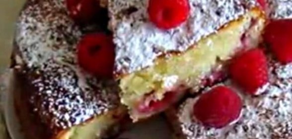 Творожный кекс с малиной