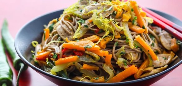 Острая гречневая лапша с тыквой и сосисками