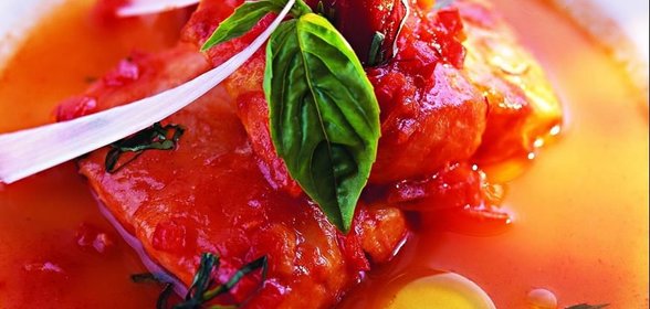 Палтус в соусе из помидоров с шафраном