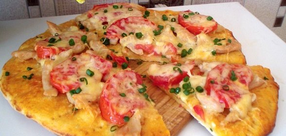 Пицца с курицей сыром и помидорами