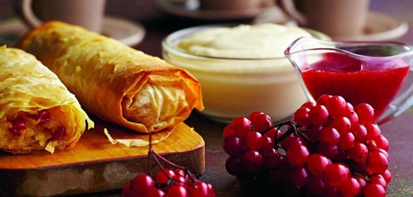 Штрудель с яблоками и калиновым соусом