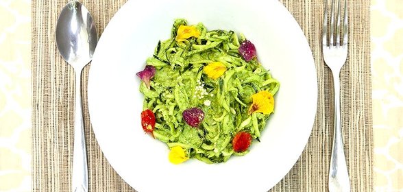 Сыроедческая паста из цукини с песто из шпината и семян подсолнуха