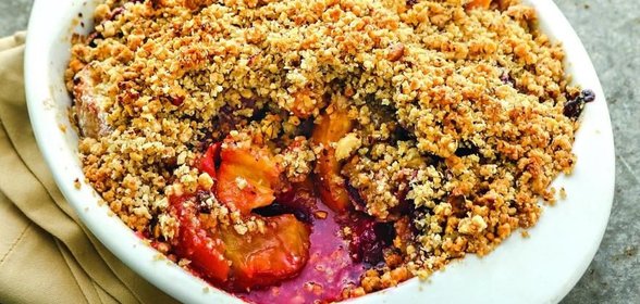 Пирог-крошка с фруктами и фундуком