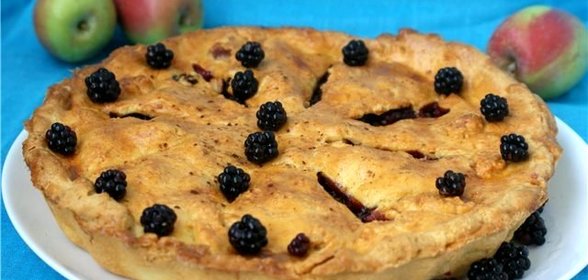 Шарлотка с ежевикой