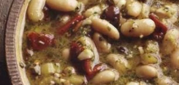 Фасоль с болгарским перцем и сельдереем, в соусе песто