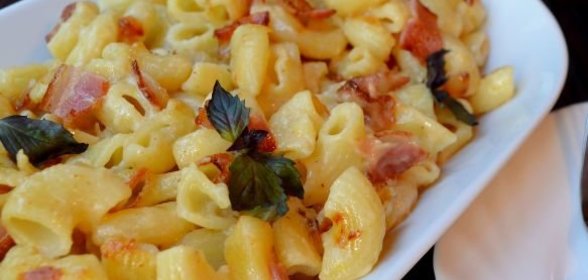 Паста с грушей и беконом, под соусом бешамель