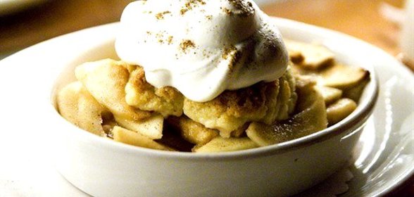 Коблер с яблоками, айвой и ромовым изюмом