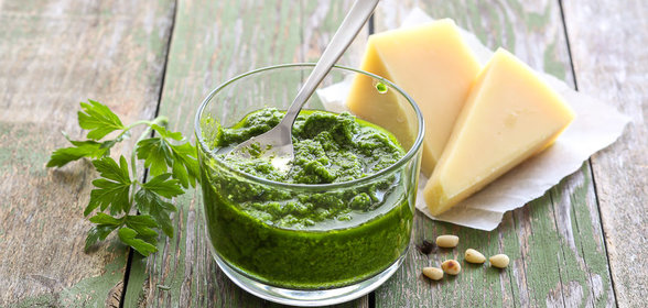 Классический песто из зеленого базилика