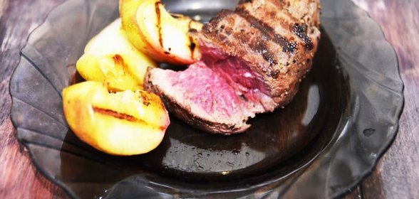 Стейк с персиками и абрикосами на гриле