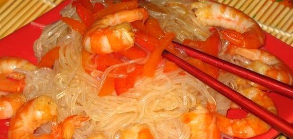 Лапша с креветками и овощами
