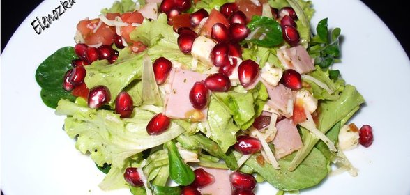 Салат свежий с 2-я видами сыра , ветчиной и зернами граната