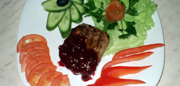 Свинина барбекю под брусничным соусом