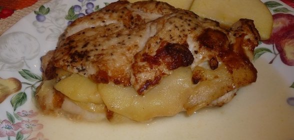 Куриная грудка с яблоками