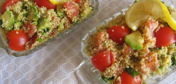 Салат с кус-кусом,авокадо и красной рыбой