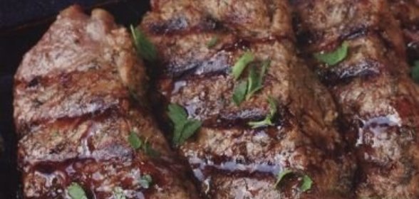 Стейки с гранатовым соусом