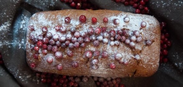 Кекс с клюквой и орехами