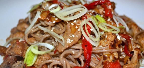 Гречневая лапша со свининой и овощами