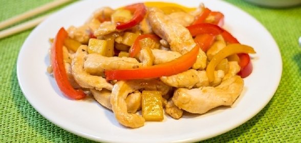 Курица со сладким перцем и ананасом