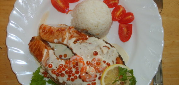 Семга в сливочно-икорном соусе с креветками