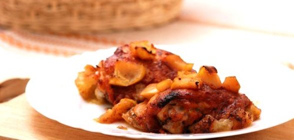 Куриные бедрышки с яблочно-чесночным пюре