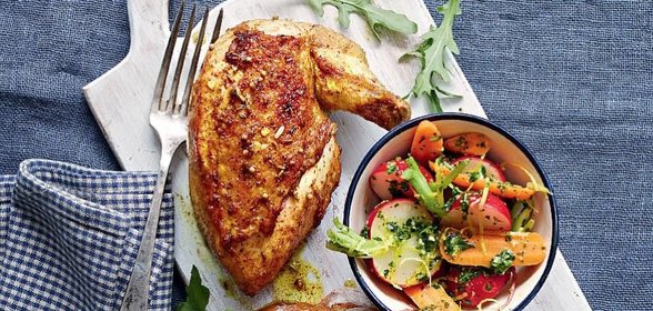 Пряная куриная грудка на углях с овощами