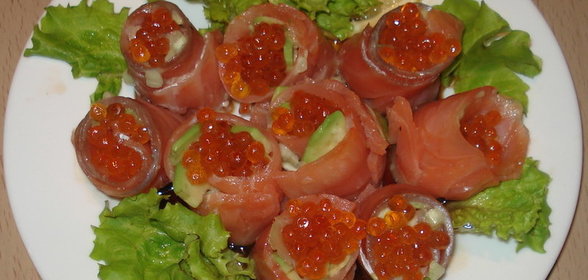Рыбные рулетики с икрой