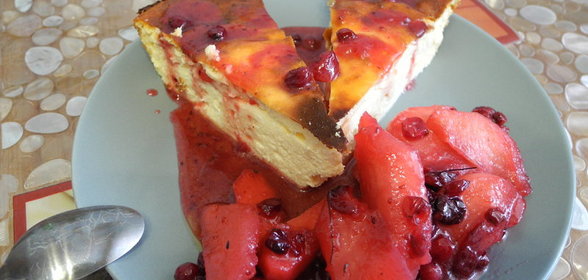 Творожная запеканка с яблочно-клюквенным соусом