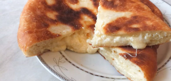 Дрожжевой пирог с сыром (на сковороде)