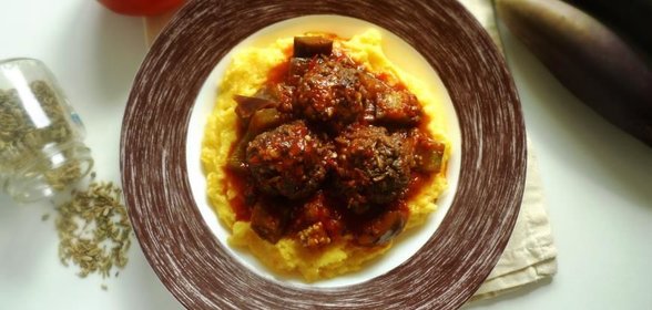 Тефтели с баклажанным соусом и полентой