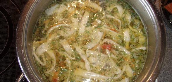 Домашняя лапша на настое укропа