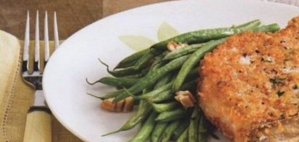 Жареная свинина с печеной стручковой фасолью