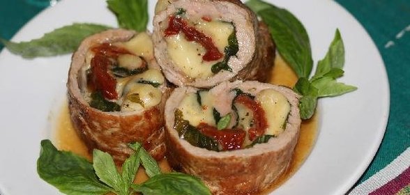 Свиная вырезка Капрезе фаршированная вялеными томатами, моцареллой и базиликом