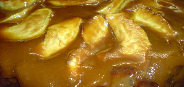 Пирог яблочный с курагой и карамелью