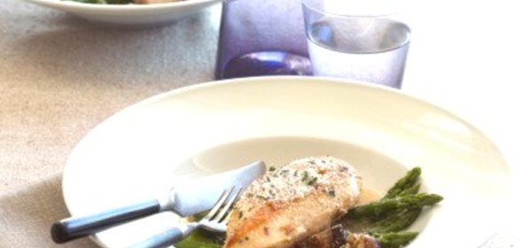 Куриные грудки с соусом из спаржи