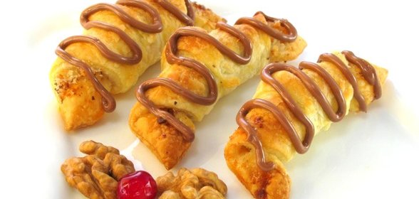 Слоеные рогалики с орехами