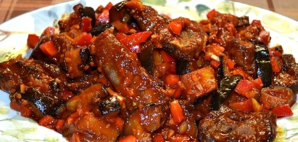 Свиные ребрышки с баклажанами