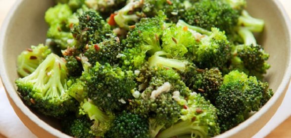 Брокколи с чесноком и кунжутом